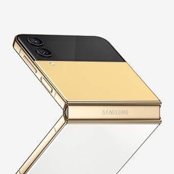 Galaxy Z Flip4 en Flex Mode vu d’un angle qui montre son panneau avant Bespoke Edition jaune personnalisé, son panneau arrière blanc et son cadre or.
