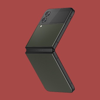 Galaxy Z Flip4 en Flex Mode vu d’un angle qui montre ses panneaux avant et arrière Bespoke Edition kakis personnalisés et son cadre noir.