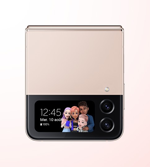 Un Galaxy Z Flip4 Or Rose plié avec un émoji AR personnalisé comme thème d’horloge sur l’écran extérieur.