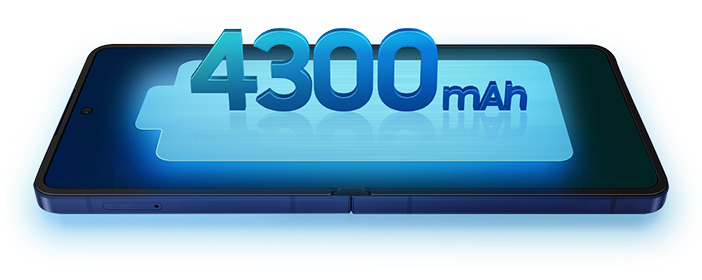 Le Galaxy Z Flip7 est visible déplié depuis l'écran principal, avec une icône de batterie en haut. La batterie a une capacité de 4 300 milliampères-heures.