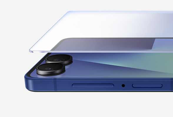 Gros plan du Galaxy Z Flip7 déplié. Une vitre flotte au-dessus de l'écran.