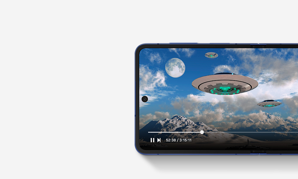 Une vidéo de plus de 3 heures et 15 minutes est visionnée sur l'écran principal du Galaxy Z Flip7 grâce à la longue durée de vie de la batterie.