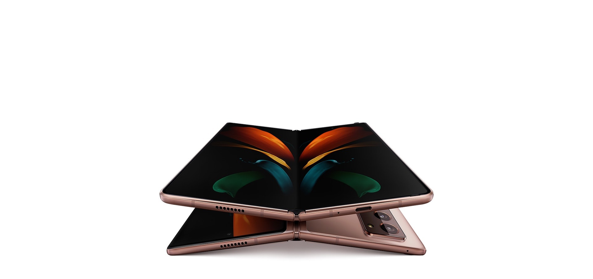 Deux tlphones Galaxy Z Fold2 dplis, couleur Bronze Mystique, lun pos sur le dos et lautre sur le devant. Celui pos sur le dos et au-dessus de celui pos sur le devant et son cran affiche le fond dcran papillon.