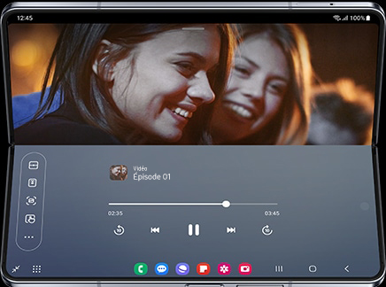 Une vidéo est diffusée sur l’écran principal du Galaxy Z Fold5 en Flex Mode. Le panneau Flex Mode affiche les commandes de lecture dans la moitié inférieure de l’écran.