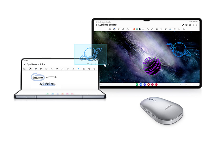 Une souris est utilisée pour faire glisser une image entre le Galaxy Z Fold5 en Flex Mode et un document sur la Galaxy Tab S9 Ultra.