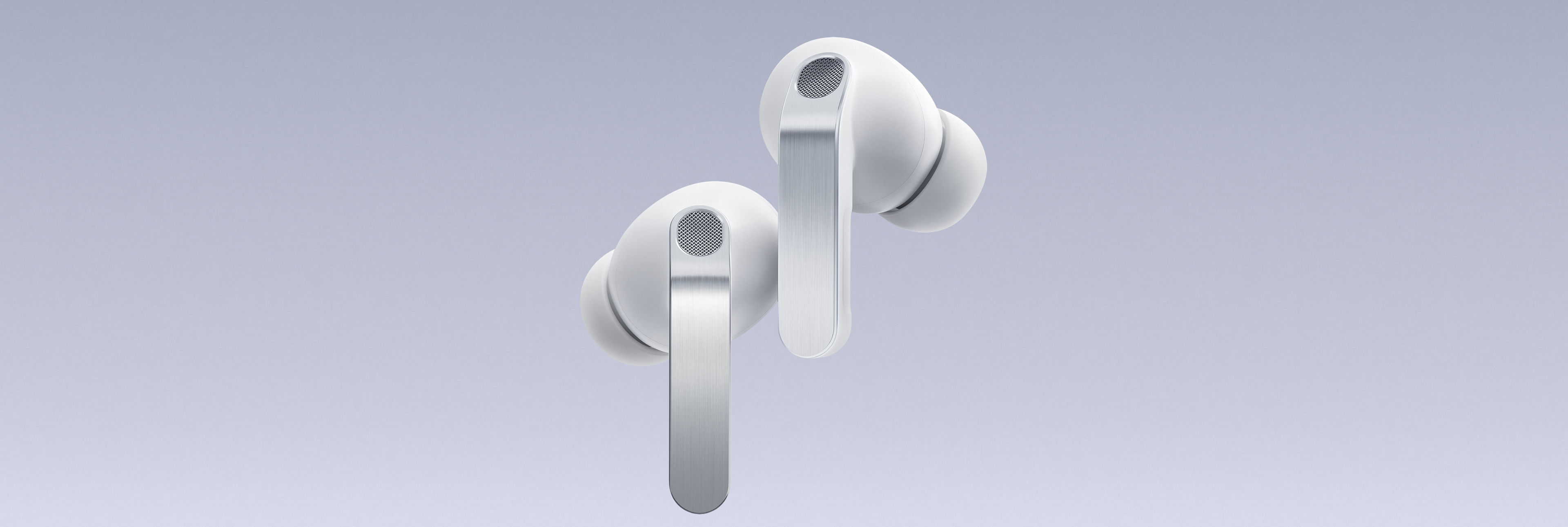 Ένα ζευγάρι White Galaxy Buds4 Pro αιωρείται, με το αριστερό ακουστικό ελαφρώς χαμηλότερo από το δεξί.