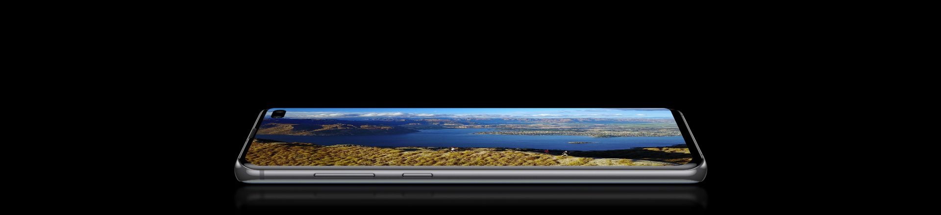 Το Galaxy S10 plus όπως φαίνεται επίπεδο ακουμπισμένο στην πίσω όψη του, με μια ελαφριά μπλε απόχρωση να εμφανίζεται πάνω στην οθόνη. Κατά την κύλιση, η μπλε απόχρωση εξαφανίζεται.