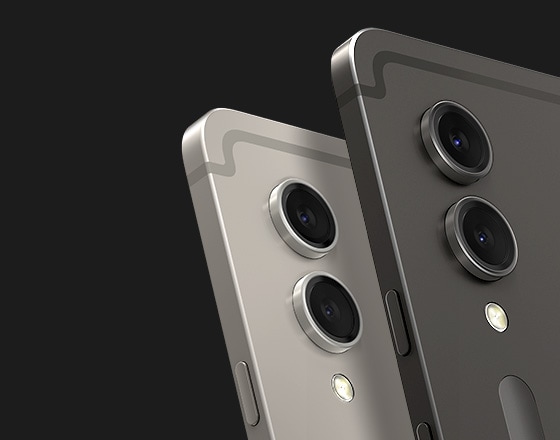Gros plan de deux systèmes de caméra de la Galaxy Tab S9 Ultra à l'arrière en beige et graphite, mettant en valeur la conception de la caméra flottante avec un grand-angle principal de 8 MP et un grand-angle principal de 13 MP.