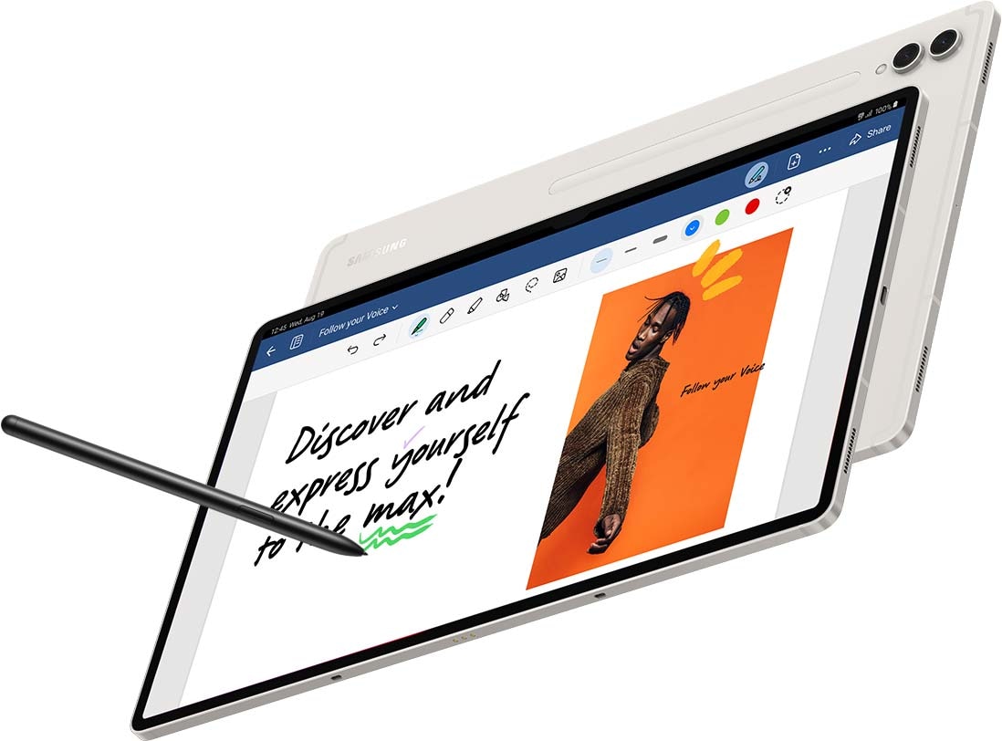 Vue de face d'un appareil de la série Galaxy Tab S9 en beige en mode paysage avec l'application GoodNotes à l'écran et le S Pen touchant l'écran de l'appareil. Derrière, un autre appareil de la série Galaxy Tab S9 en beige avec le dos tourné vers l'avant et le logo Samsung affiché.