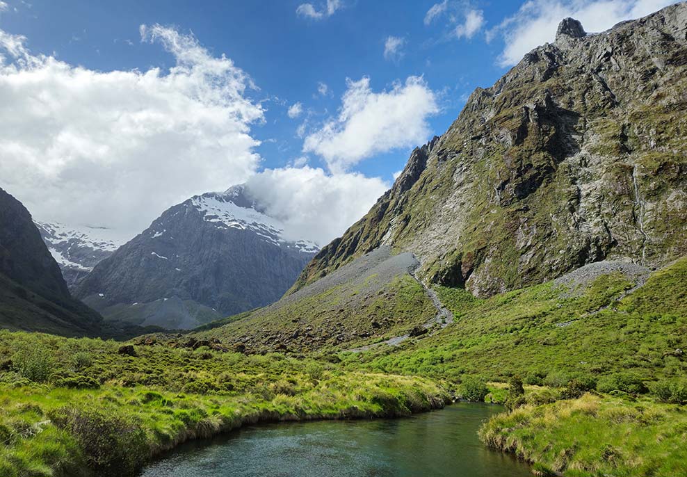 Une photo de paysage vibrante de 50 mégapixels représentant une vallée fluviale.