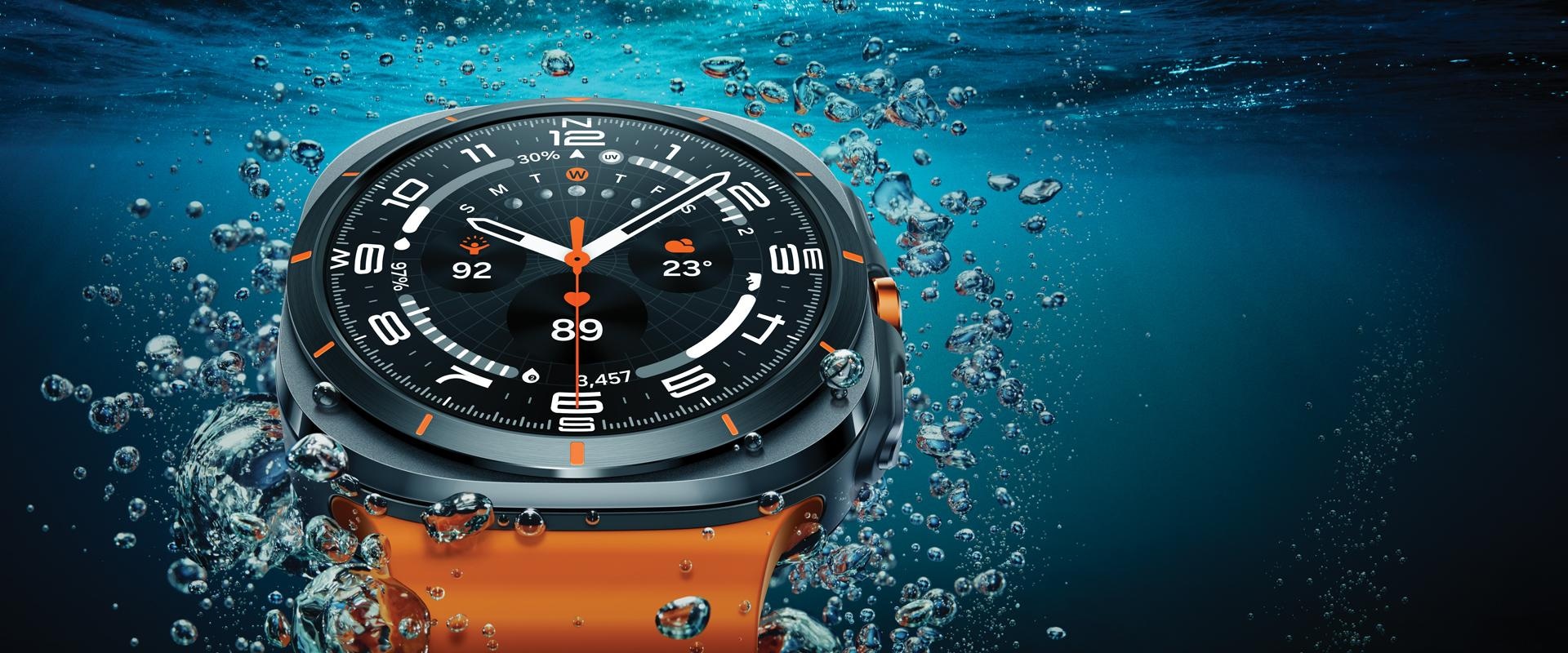 Galaxy Watch Ultra prikazuje se izbliza u vodi blizu površine, pokazujući njegov dizajn.