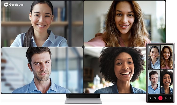 TV i Galaxy S22 Ultra, prikazani sprijeda. Google Duo videopoziv između četiri osobe pojavljuje se na oba zaslona, pokazujući kako se pozivi mogu prenijeti na TV s vašeg telefona.