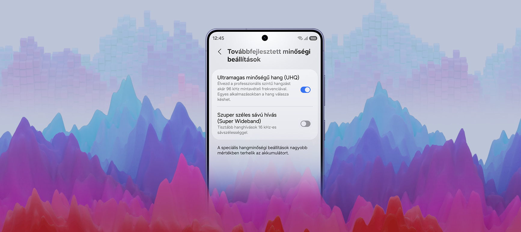 Galaxy okostelefonon a 'Speciális beállítások' képernyő jelenik meg. A képernyőn az 'Ultramagas minőségű (UHQ) hang' be van kapcsolva, a 'Szuper széles sávú hívás' pedig ki van kapcsolva. A képernyő előtt egy pár fehér Galaxy Buds4 Pro található.