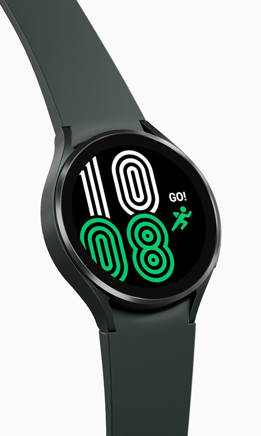 Egy zöld Galaxy Watch 4 okosóra óraszámlapján zöld és fehér körvonalas dizájnnal mutatja az időt, egy zöld futó ikon mellett.