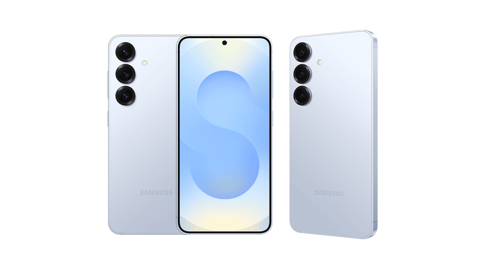 Három jeges kék Galaxy S25 van elrendezve, egy hátulnézetben, egy elölnézetben, a másik pedig hátulnézetben, picit elforgatva.