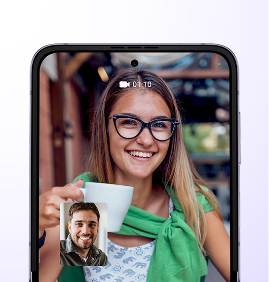 Egy nyitott Galaxy Z Flip4 készülék, főképernyőjén egy videóhívás van folyamatban.