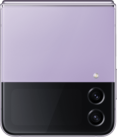 Egy oldalán fekvő Galaxy Z Flip4 telefon Fedlapi kijelzője, rajta egy szelfit készítő ember. Ahogy a készülék elfordul, a fénykép is forog, megmutatva az eredeti oldalarányt a vízszintessé váló fedőképernyőn.
