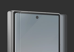 Közeli felvétel egy Galaxy Z Fold6 főképernyőjéről, a képernyő fölött lebegő védőüveggel.