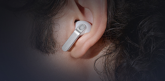 Tampak dekat telinga seseorang dengan sebuah Galaxy Buds4 Pro white.