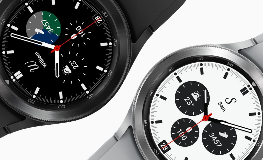 Dua tampilan jam Galaxy Watch4 Classic ditampilkan, hitam di kiri dan perak di kanan.  Wajah arloji keduanya menampilkan waktu.