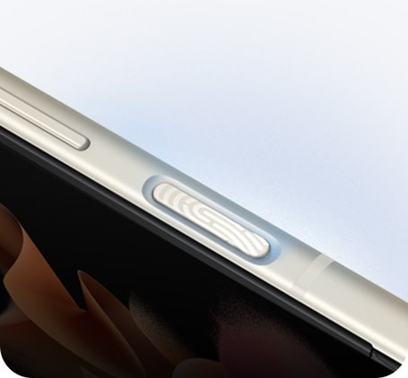 Gambar jarak dekat tombol buka kunci sidik jari terletak di sisi kiri handphone lipat Samsung Galaxy Z Flip 3 5G.
