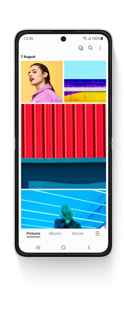 Layar Infinity Flex Display 6,7 inci dari ponsel Samsung Z Flip 3 5G memberi penggunanya pengalaman menggulir yang halus dan mulus.