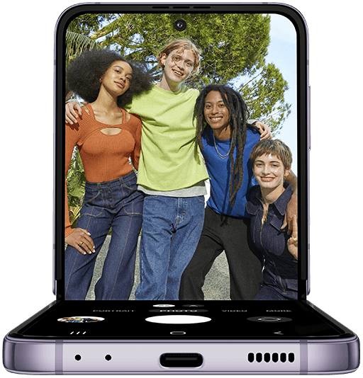 Samsung Flip4 menghadirkan fitur FlexCam untuk selfie terbaik. Gunakan FlexCam kamera depan Z Flip4 tanpa perlu digenggam untuk menangkap foto selfie terbaik.