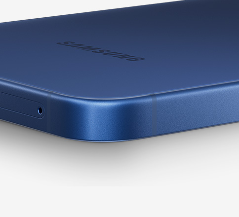 Close up of the corner of Galaxy S25 plus and its aluminium frame is seen.