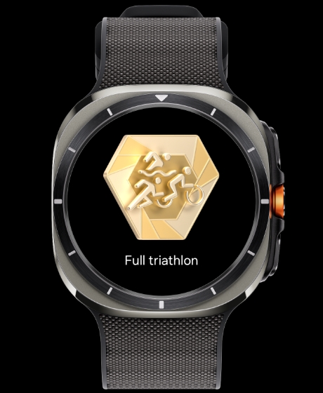 Galaxy Watch Ultra מציג תג הישג ואת הטקסט 'Full triathlon'.