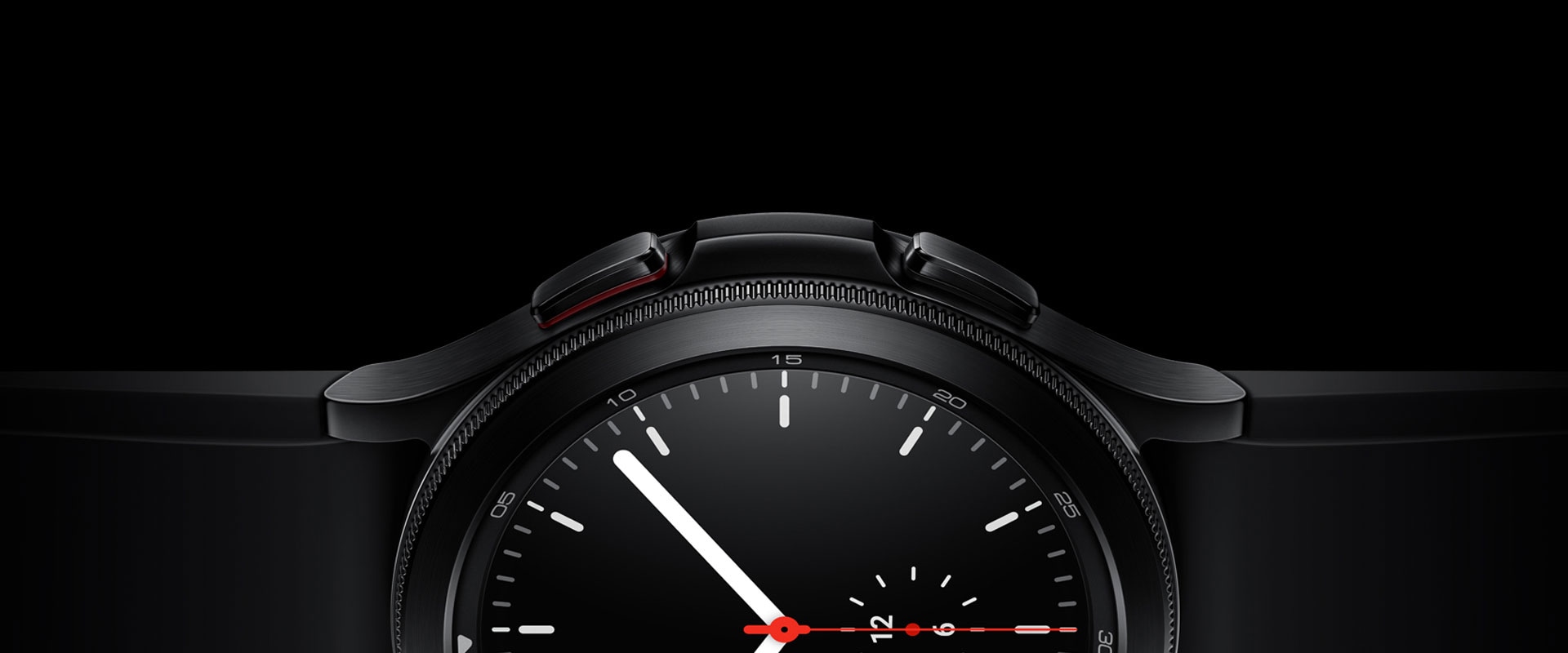 חצי צד של תצוגת השעון של Galaxy Watch4 Classic שחור מוצג בצורה בולטת, תוך התמקדות במסגרת, בחומרים ובמסך תצוגת השעון הפשוט שמראה את השעה.