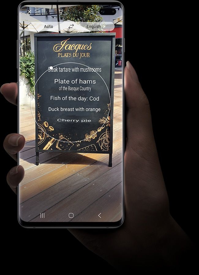 Image of a hand holding Galaxy S10 plus with Bixby Vision’s Lens mode Live Text feature onscreen.