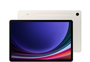 لقطة أمامية لجهاز Galaxy Tab S9 بلون بيج وعلى شاشته خلفية بلون أزرق. وفي الخلف، يوجد جهاز آخر من سلسلة Galaxy Tab S9 Ultra بلون بيج من جانبه الخلفي وشعار Samsung معروض عليه.