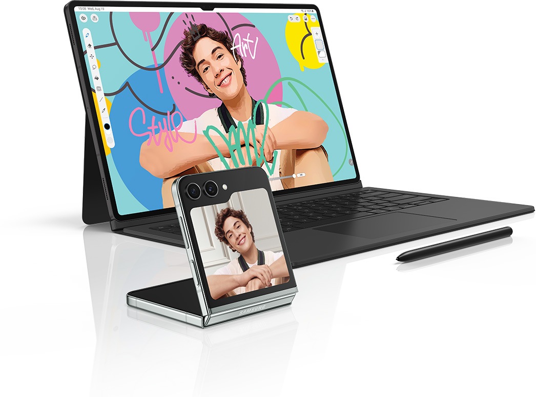 ئامێرێکی زنجیرەی Galaxy Tab S9 کە کەڤەری کراوەی خاوەن کیبۆردی لەسەرە کەمێک ڕووی لە لای ڕاستە و وێنەیەکی دەستکاریکراوی پیاوێک کە لە ئەپی Clip Studio Paintـدا کراوەتەوە لەسەر شاشەکەیەتی. S Pen لە پێش کیبۆردەکەوە دانراوە. وێنە ڕەسەنەکە لەسەر ئامێرێکی Galaxy Z Flip 5 پیشان دراوە، کە لە تەنیشت تابلێتەکەوە دانراوە، بۆ تیشک خستنە سەر کردارەکانی وێنەکێشان و نیگارکێشان لە نێوان ئامێرەکانی Samsung Galaxyـدا.