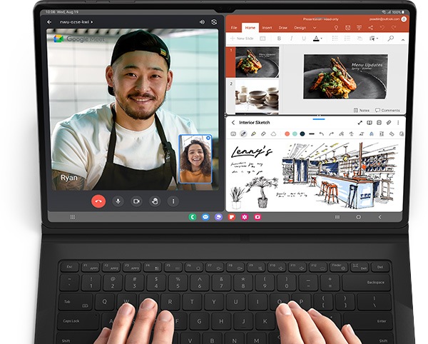 دوو دەست نیشان دراون کە بە کەڤەری کراوەی خاوەن کیبۆردی Tab S9 تایپدەکەن. شاشەی ئامێرەکە بەسەر سێ پەنجەرەدا دابەشکراوە. پەیوەندییەکی ڤیدیۆیی لەسەر Google Meet لەگەڵ پیاوێک کە بەروانکەی لەبەردایە لە لای چەپەوە دەردەکەوێت. لە لای ڕاستەوە، سلایدەکانی وێنەکانی چێشتلێنان بە بەکارهێنانی بەرنامەی Microsoft 365 لە سەرەوە و سکێچێکی دیزاینی باڕێک لە خوارەوە پیشان دراون.