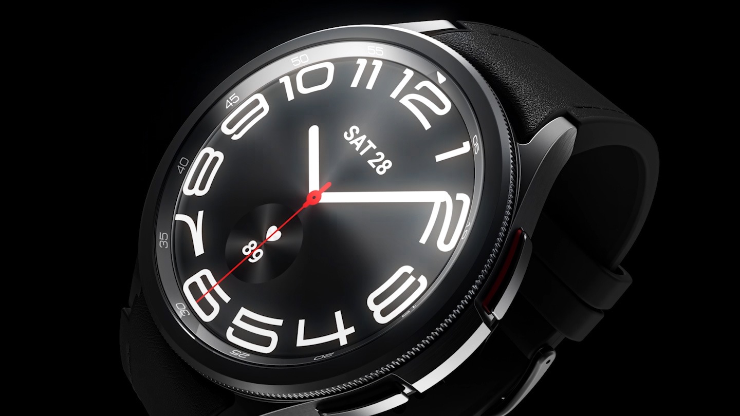 Galaxy Watch6 Classic دەبینرێت کە دەسووڕێتەوە لەگەڵ تیشکێکی ڕووناکی کە بەسەر ڕوونماکەدا دەڕوات وەک ئاماژەیەک بۆ خۆڕاگریی شووشەی کریستاڵی یاقوت.