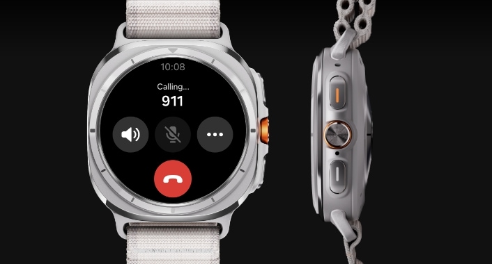 Galaxy Watch Ultra با صفحه «تماس اضطراری SOS با متن «در حال تماس... 911» دیده میشود. در کنار آن، نمای جانبی ساعت که سه دکمه، شامل دکمه «خانه» (Home)، را نشان میدهد، دیده میشود.