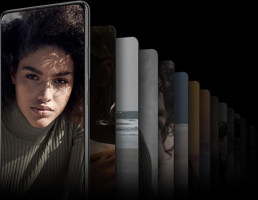Galaxy S21 Ultra 5G از جلو با تصویری از زنی که به صفحه نمایش دوربین خیره شده است ، دیده می شود. گالری از تصاویر مختلف در پشت آن برای نشان دادن فضای ذخیره سازی عظیم دیده می شود.