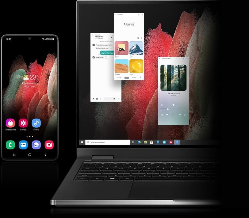 لپ تاپ از جلو دیده می شود ، با صفحه نمایش Galaxy S21 Ultra 5G Gallery ، Messages و Samsung Music باز می شود. این پس زمینه گرافیکی Galaxy S21 Ultra 5G را نشان می دهد تا قابلیت همگام سازی بین دو دستگاه را نشان دهد.