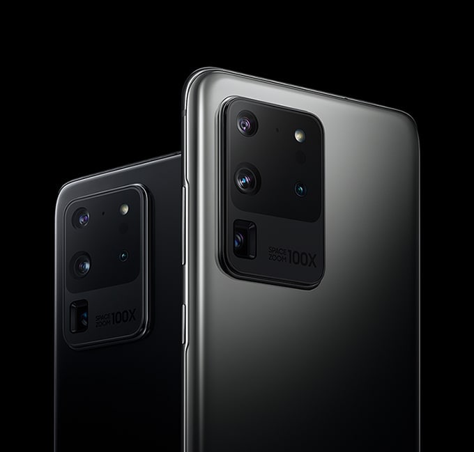 دو گوشی Galaxy S 20 Ultra که از پشت در زوایای سه چهارم دیده می شوند، یکی در رنگ Cosmic Black و دیگری در رنگ Cosmic Gray است