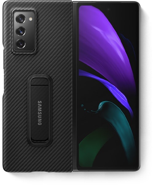 دو تلفن Galaxy Z Fold2، یکی به‌صورت تاشده و دیگری به صورت تانشده، هر دو از نمای پشت دیده می‌شوند. یکی از آنها دارای «کاور ایستاده آرامید» است، و دیگری دارای «کاور چرمی» است. Galaxy Buds Live به‌ رنگ برنز مات و Galaxy Watch3 به رنگ برنز مات در کنار تلفن‌ها قرار دارند.