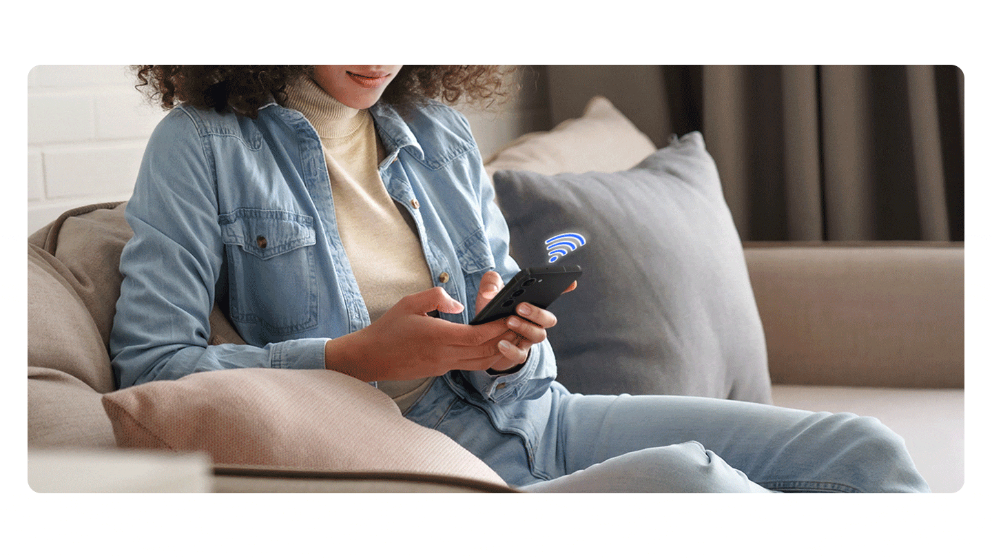 A person is using SmartThings app on a smartphone by connecting Wi-Fi. Auto Cycle Link is automatically enabled for optimal drying course.