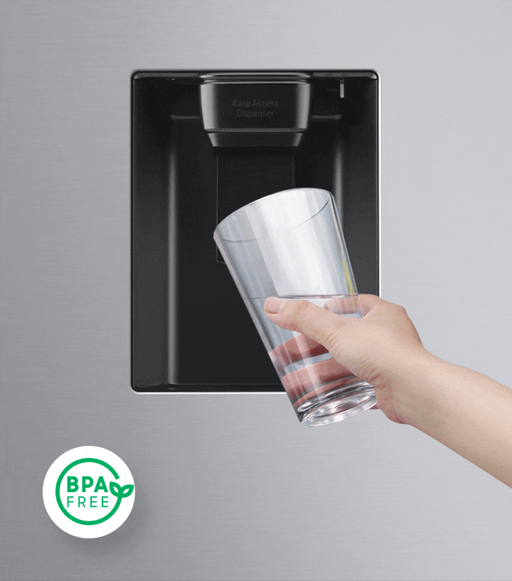GIF koji prikazuje korisnika kako puni šalicu vodom iz aparata za vodu, s logotipom koji glasi BPA Free u donjem lijevom kutu.