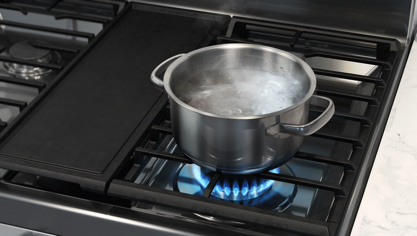 Shows the powerful 17 K BTU Double Burner quickly bringing a pan of water to the boil.