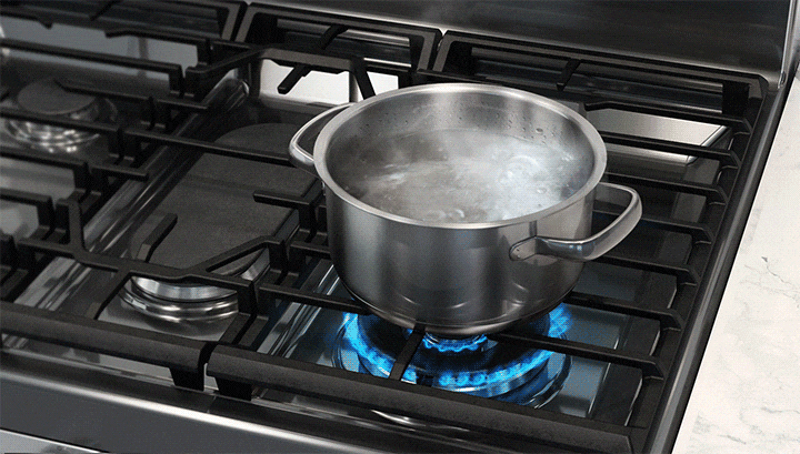 Shows the powerful 18K BTU Double Burner quickly bringing a pan of water to the boil.