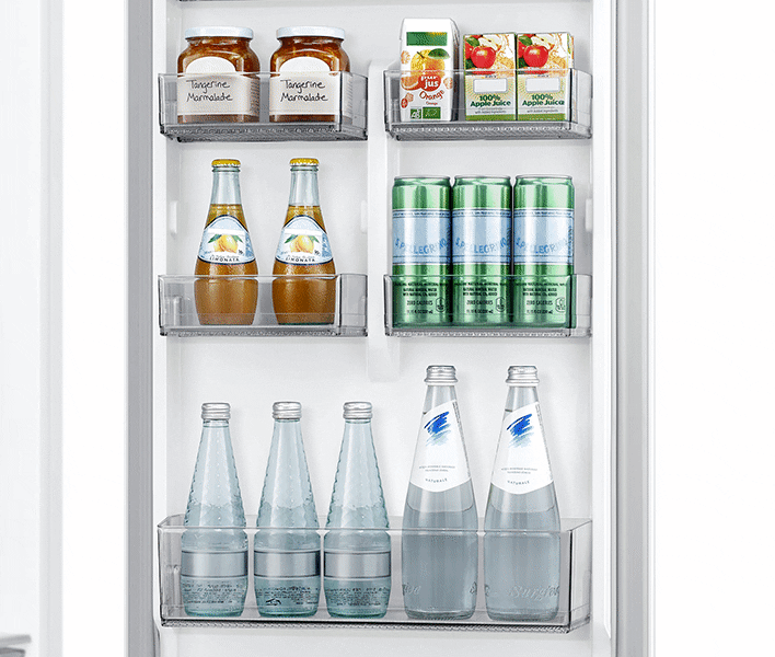 Półki na drzwiach białej lodówki Samsung BRB30705DWW/EF mogą być dowolnie ustawiane w zależności od tego, czego aktualnie potrzebujemy.
