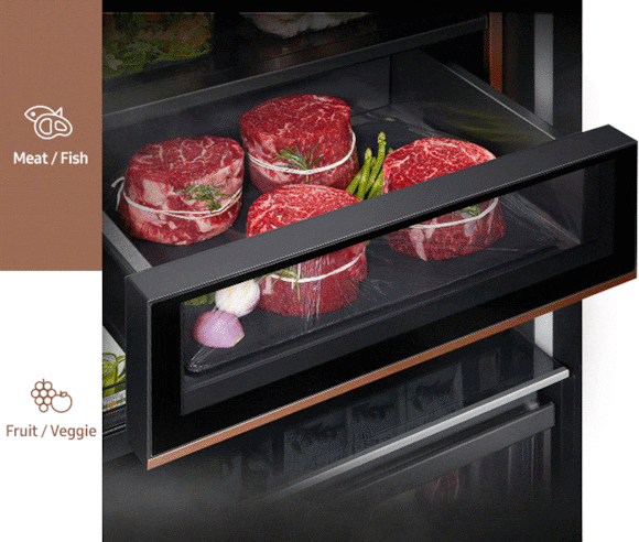 Flex Pantry has two temperature modes for storing meat and fish, fruits and vegetables. When in meat and fish mode, there is a lot of meat in the storage room. When in fruit and vegetable mode, many fruits are stored.