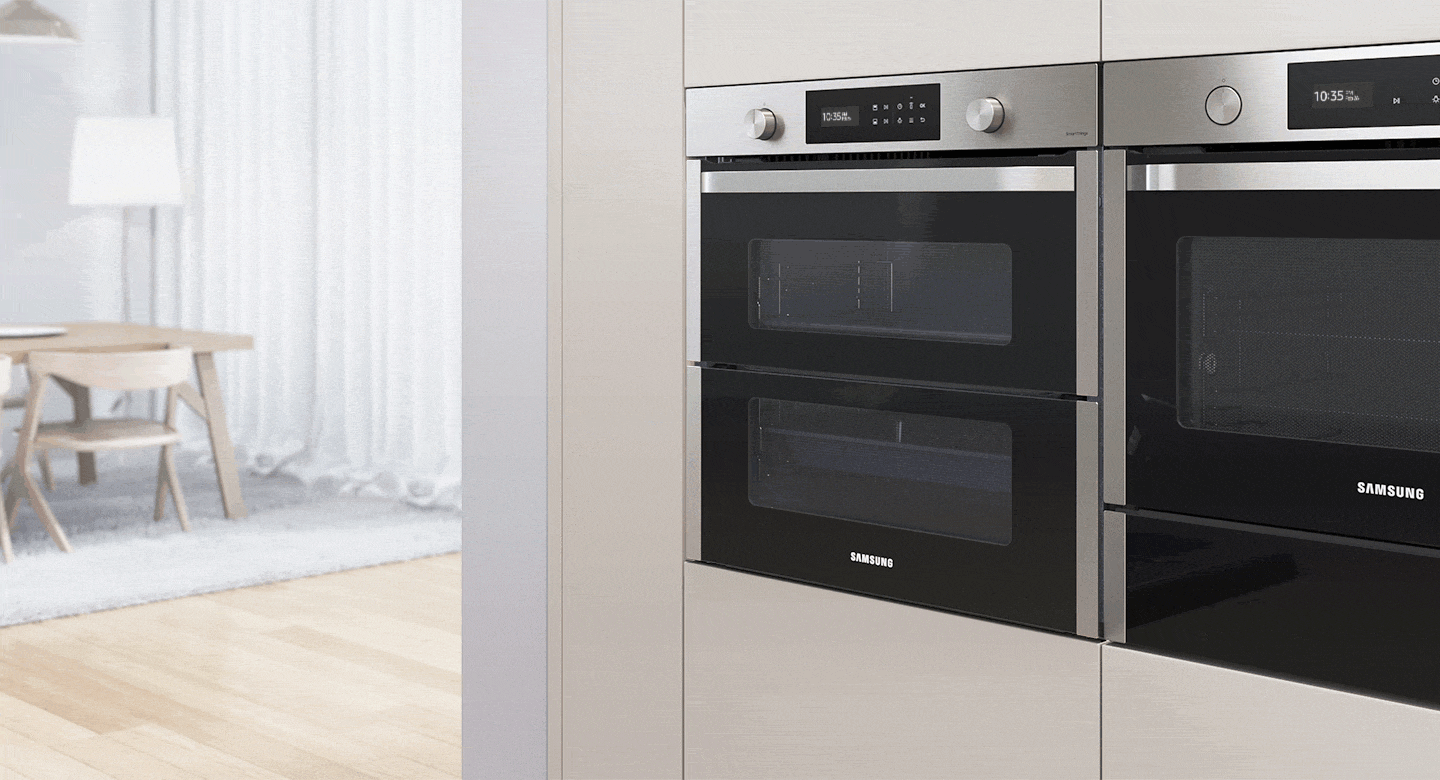 Shows how you can open the top half of the Flex Duo™ system's hinged door to use just the upper zone, or open it fully to access the whole oven.
