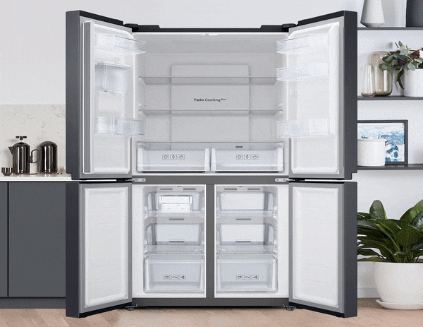 Tủ Lạnh Multidoor Samsung chứa đầy thực phẩm và đồ uống thể hiện dung tích lưu trữ lớn 488L.