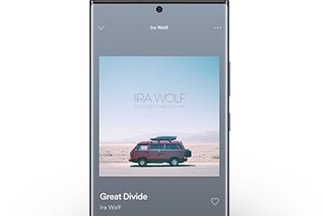 Galaxy Galaxy Note20 с графическим интерфейсом Spotify.