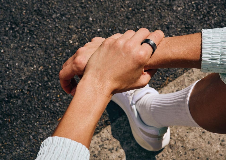 A person is taking a break from an exercise with Galaxy Ring on a finger.